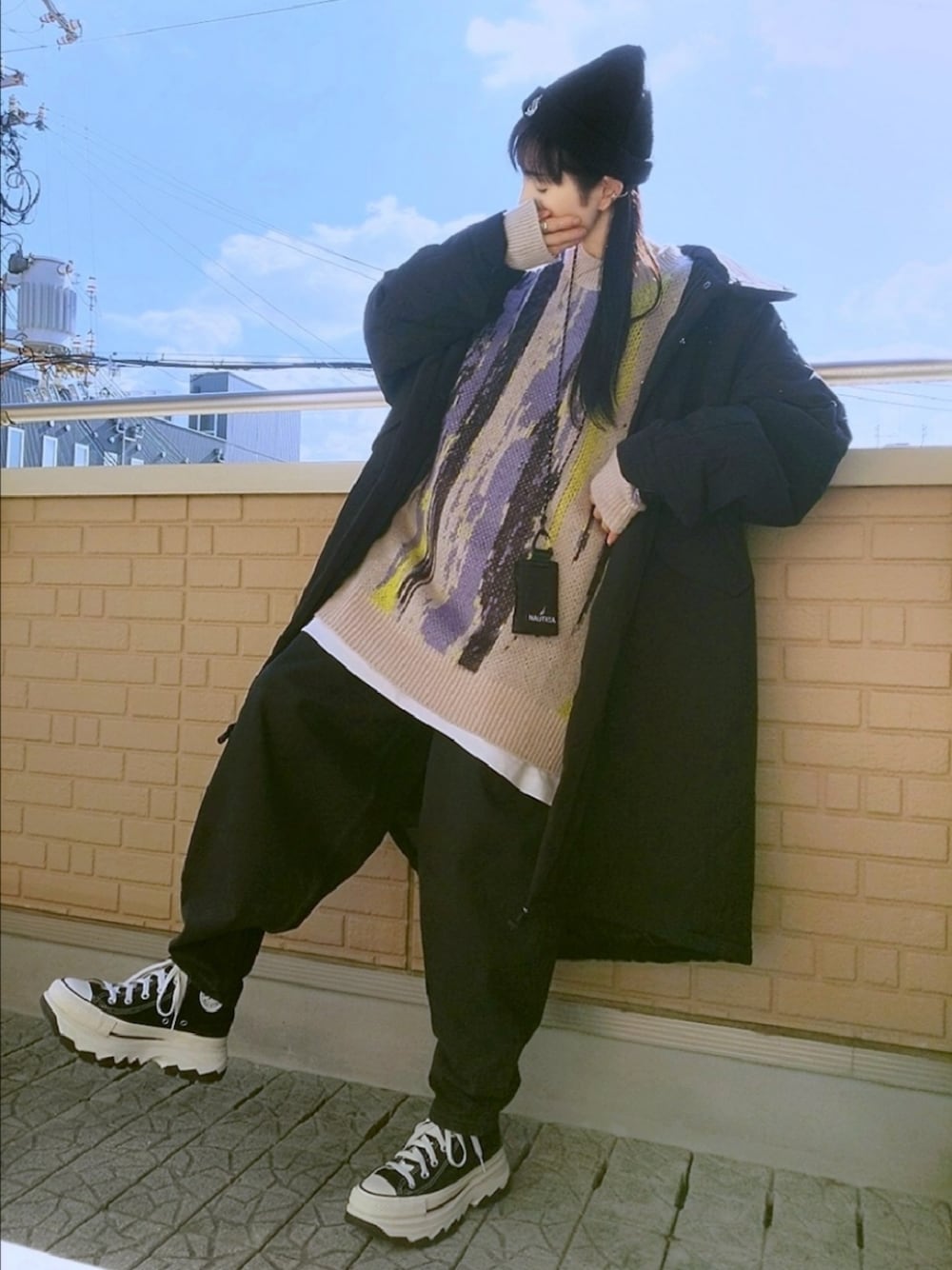 ブラック系のスニーカー、ブラック系のデニムパンツ、ブラック系のモッズコートを着用したレディースの秋コーディネートの1枚目の写真