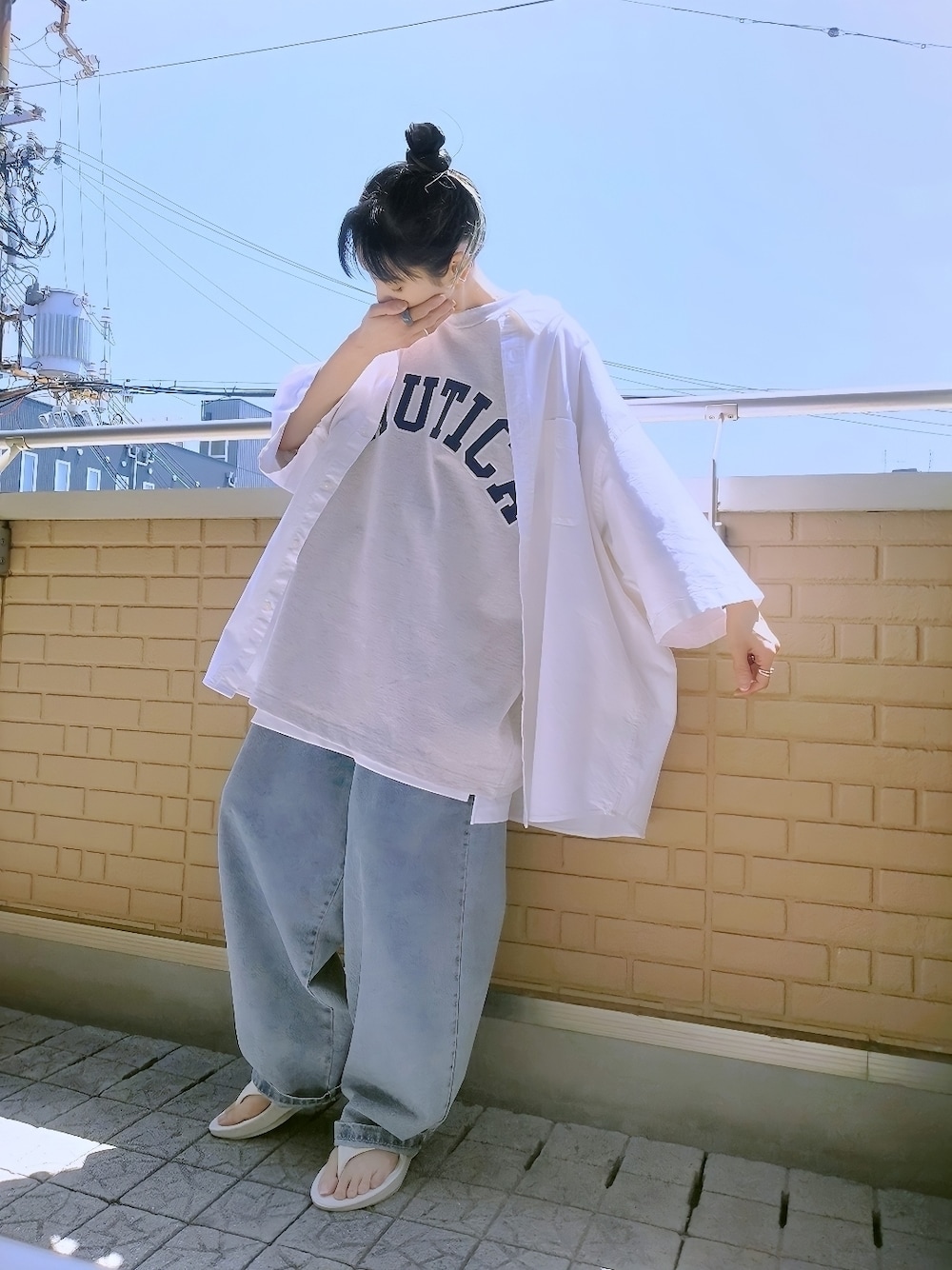 グレー系のTシャツ/カットソー、ホワイト系のシャツ/ブラウス、ブルー系のデニムパンツを着用したレディースの夏コーディネートの1枚目の写真