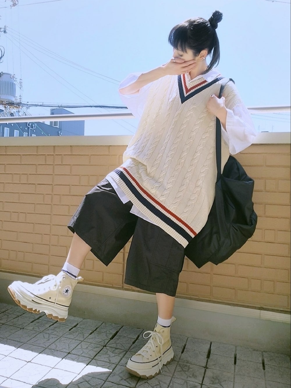 「春夏コーデ、シャツスタイル、厚底シューズ、スニーカー、カーゴパンツ、ハーフパンツ、ベスト、レイヤードスタイル、オーバーサイズ、ビッグシルエット、ストリート、初夏コーデ、休日スタイル、白スニーカー、シンプルコーデ」｜「CONVERSEのCONVERSE ALL STAR TREKWAVE HI 31308051（スニーカー、ホワイト系）」を使った、k(ani)さん（レディース・161cm）の春コーディネートの1枚目の写真