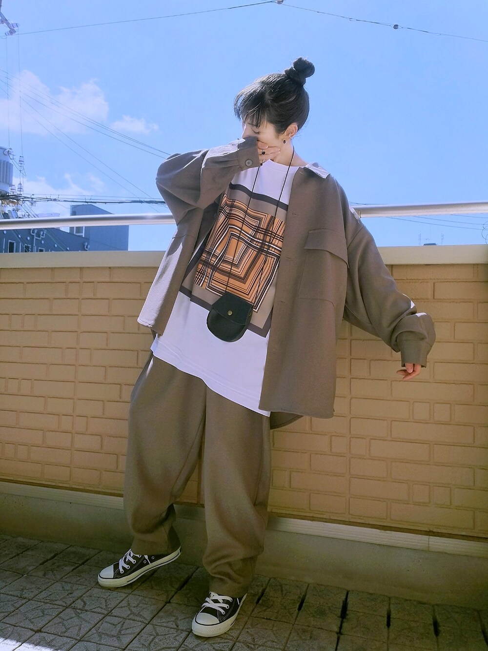 ベージュ系のシャツ/ブラウス、ベージュ系のパンツ、ホワイト系のTシャツ/カットソーを着用したレディースの夏コーディネートの1枚目の写真