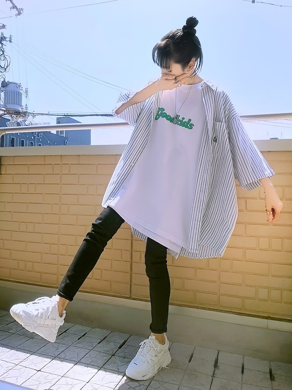 ホワイト系のTシャツ/カットソー、グリーン系のシャツ/ブラウス、ブラック系のデニムパンツを着用したレディースの夏コーディネートの1枚目の写真