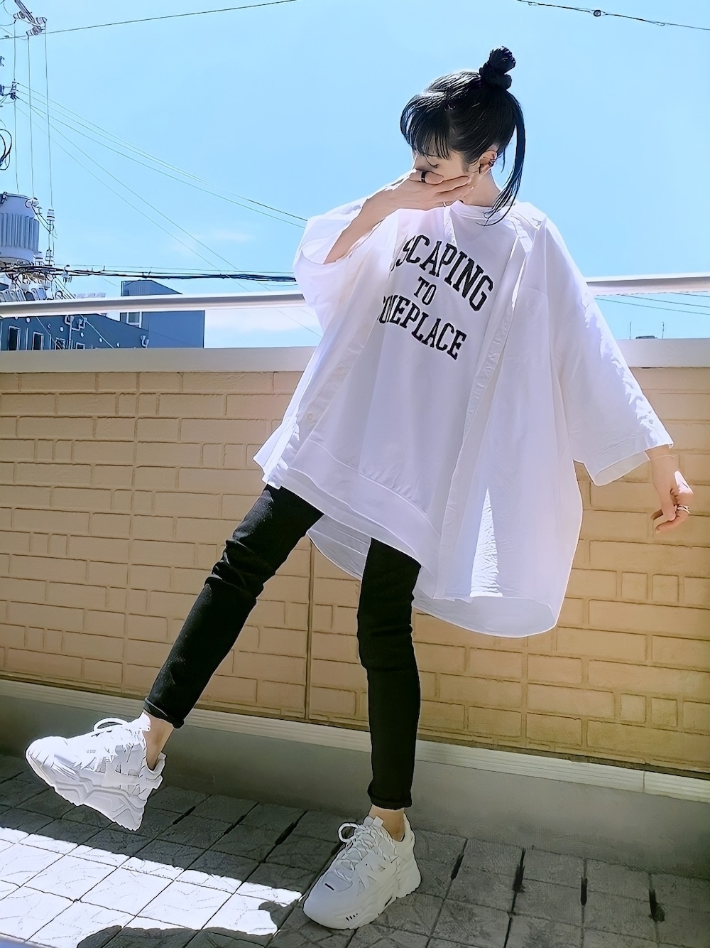 ホワイト系のTシャツ/カットソー、ホワイト系のシャツ/ブラウス、ブラック系のデニムパンツを着用したレディースの夏コーディネートの1枚目の写真