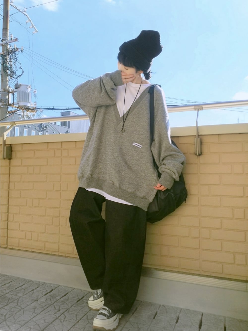 グレー系のスニーカー、グレー系のデニムパンツ、グレー系のスウェットを着用したレディースの冬コーディネートの1枚目の写真