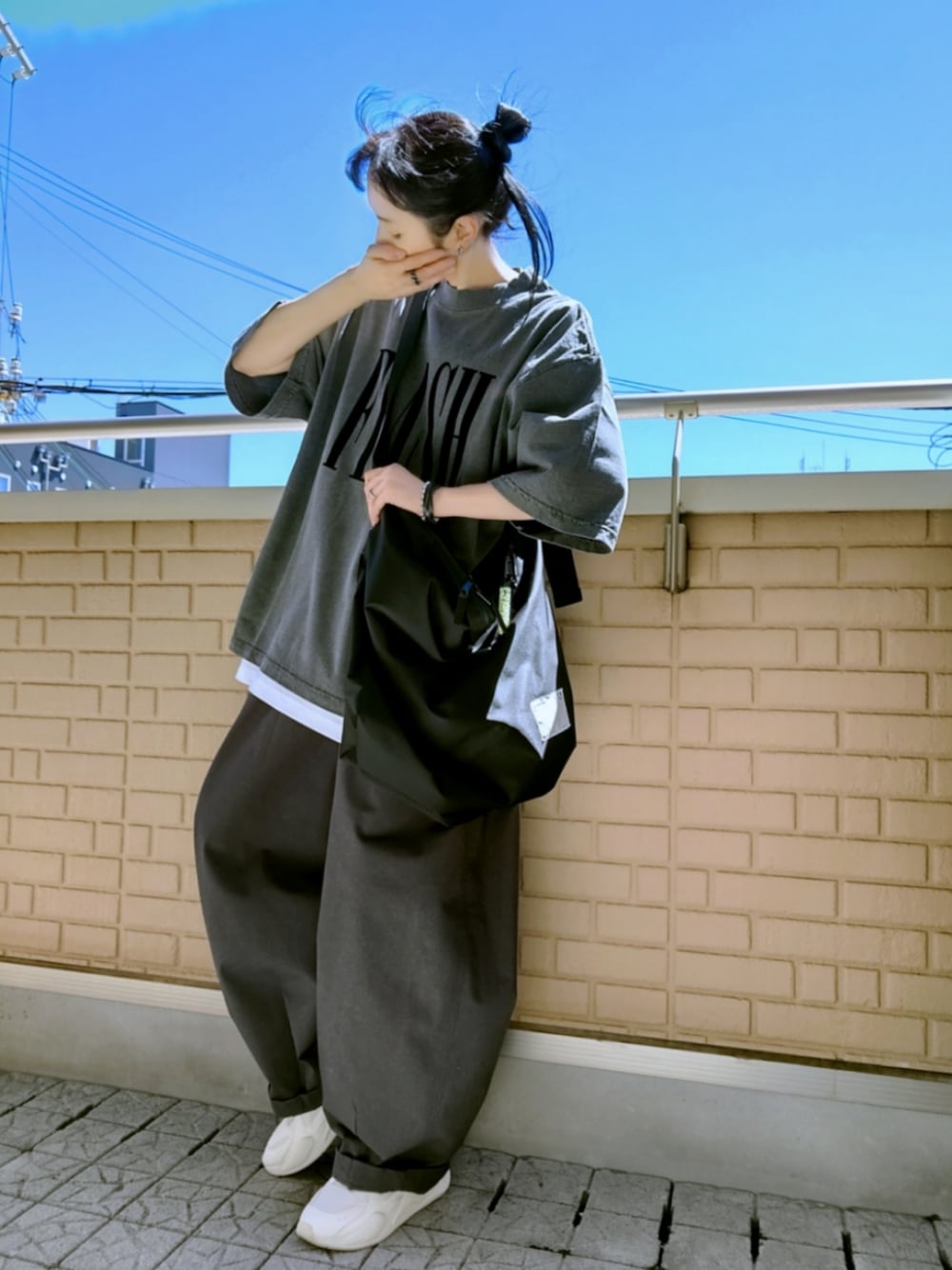 ホワイト系のスニーカー、グレー系のその他パンツ、ブラック系のショルダーバッグを着用したレディースの秋コーディネートの1枚目の写真