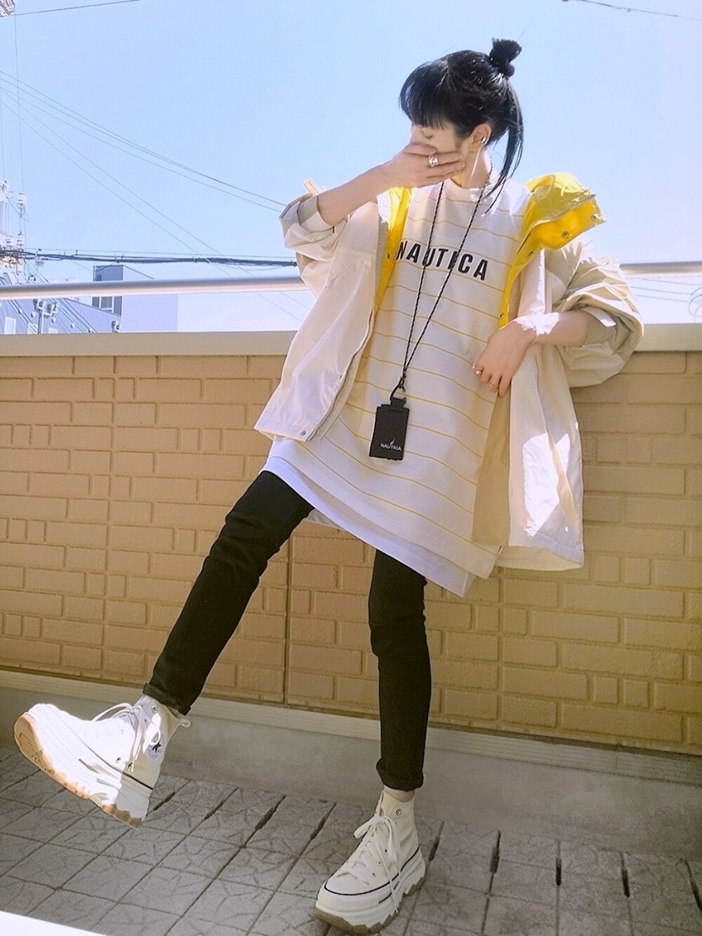 「いまどきジャケット写真、白スニーカー、Tシャツ、ボーダー、スキニーデニム、厚底シューズ、レイヤードスタイル、オーバーサイズ、ビッグシルエット、春コーデ、コンバース、シンプル、ストリート、休日スタイル、デニム」｜「CONVERSEのCONVERSE ALL STAR TREKWAVE HI 31308051（スニーカー、ホワイト系）」を使った、k(ani)さん（レディース・161cm）の春コーディネートの1枚目の写真