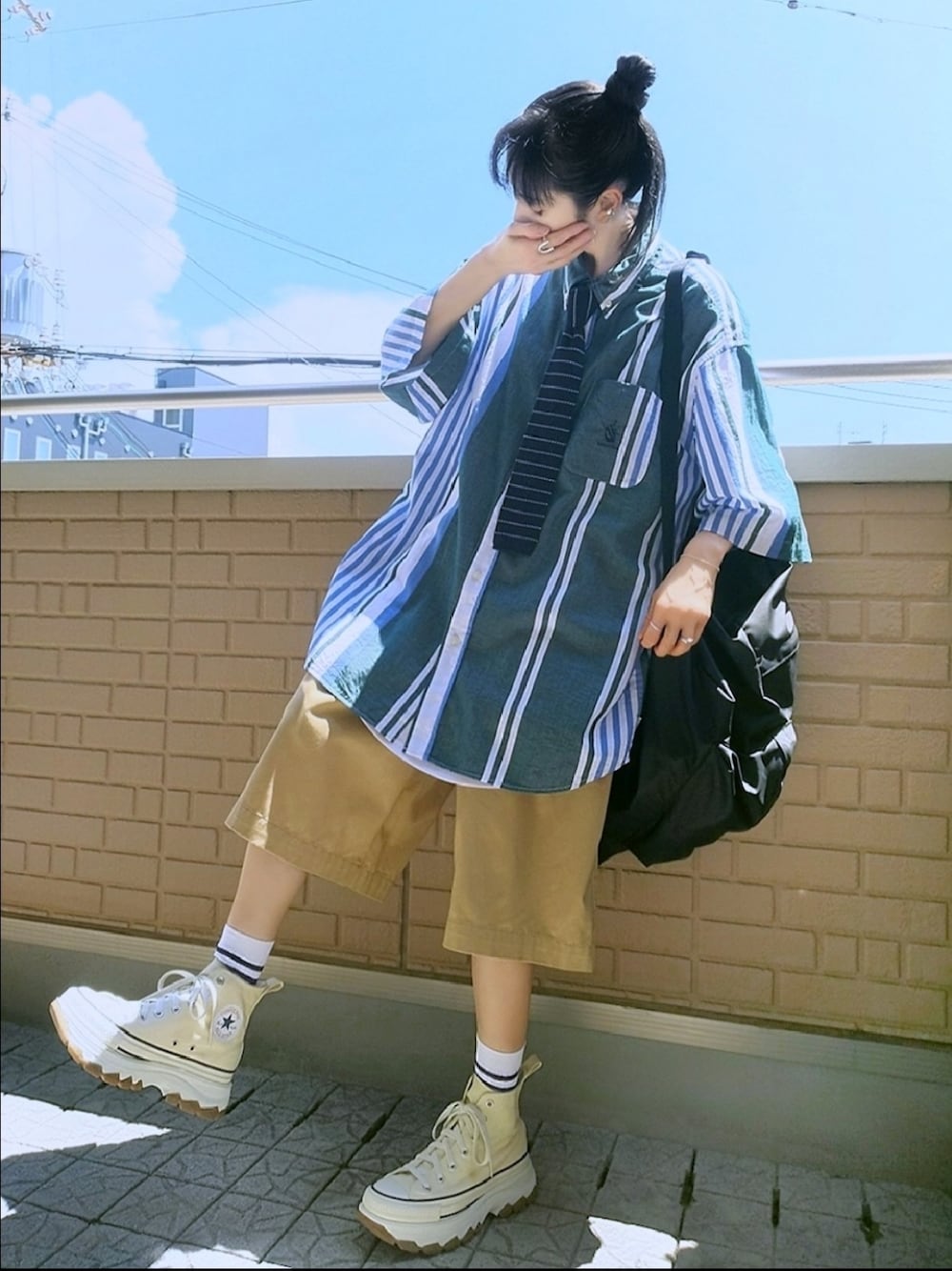 ホワイト系のスニーカー、ベージュ系のチノパンツ、グリーン系のシャツ/ブラウスを着用したレディースの夏コーディネートの1枚目の写真