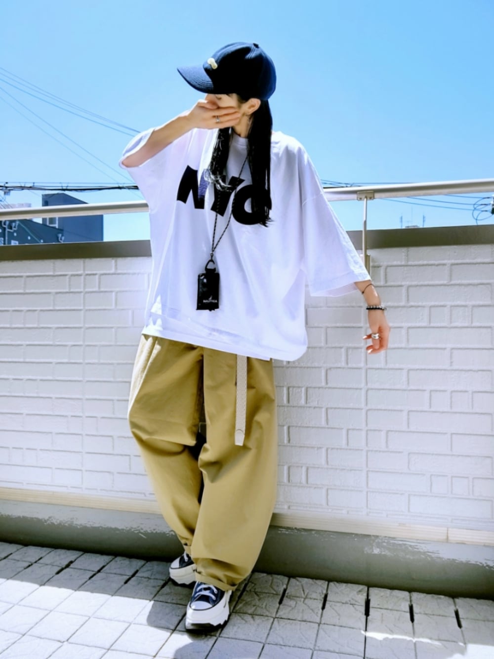 ブルー系のスニーカー、ベージュ系のその他パンツ、ホワイト系のTシャツ/カットソーを着用したレディースの夏コーディネートの1枚目の写真