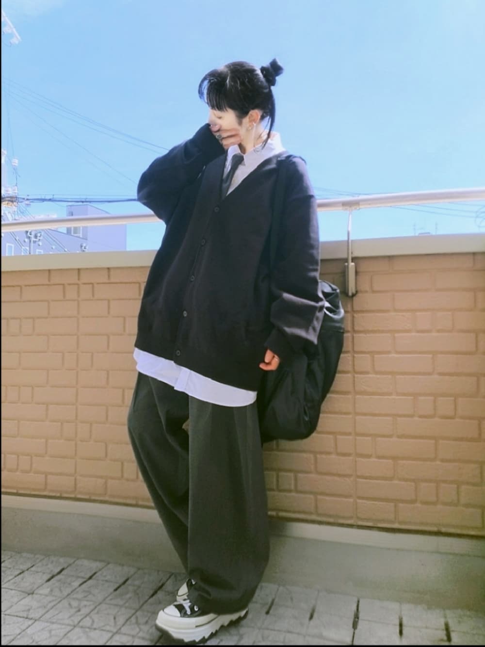 ブラック系のスニーカー、ブラック系のカーディガン/ボレロ、ブラック系のトートバッグを着用したレディースの秋コーディネートの1枚目の写真