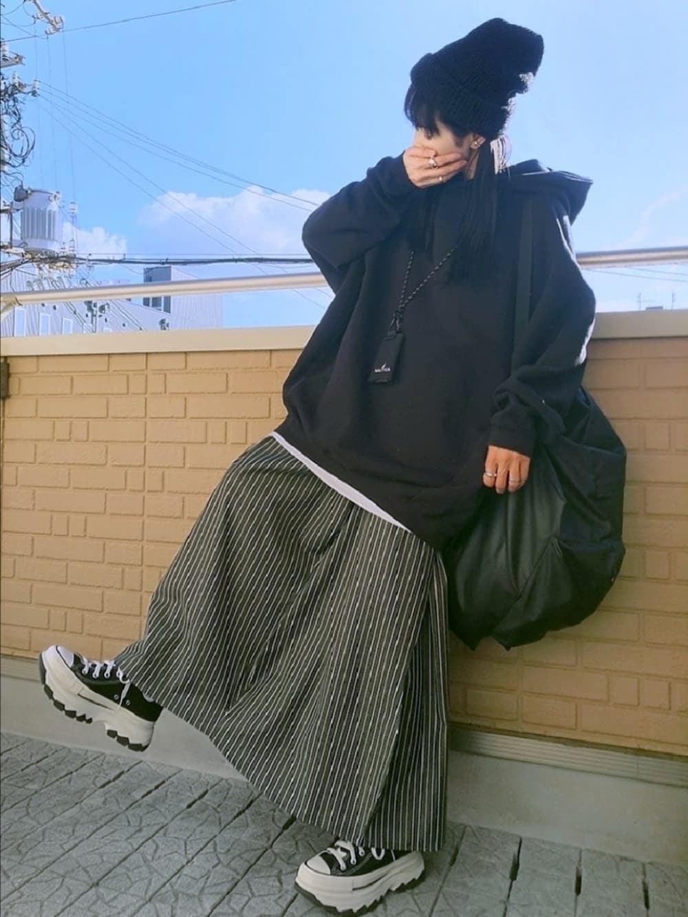 「モノトーン、オーバーサイズ、ビッグシルエット、レイヤードスタイル、休日スタイル、パーカー、プチプラ、ロングスカート、ストリート、スニーカー、ニット帽、きれいめカジュアル、お出かけコーデ、シンプルコーデ」｜「CONVERSEのconverse コンバース AS (R) TREKWAVE HI オールスター (R) トレックウェーブ HI 31308860 ABC-MART限定 *BLACK（スニーカー、ブラック系）」を使った、k(ani)さん（レディース・161cm）の冬コーディネートの1枚目の写真