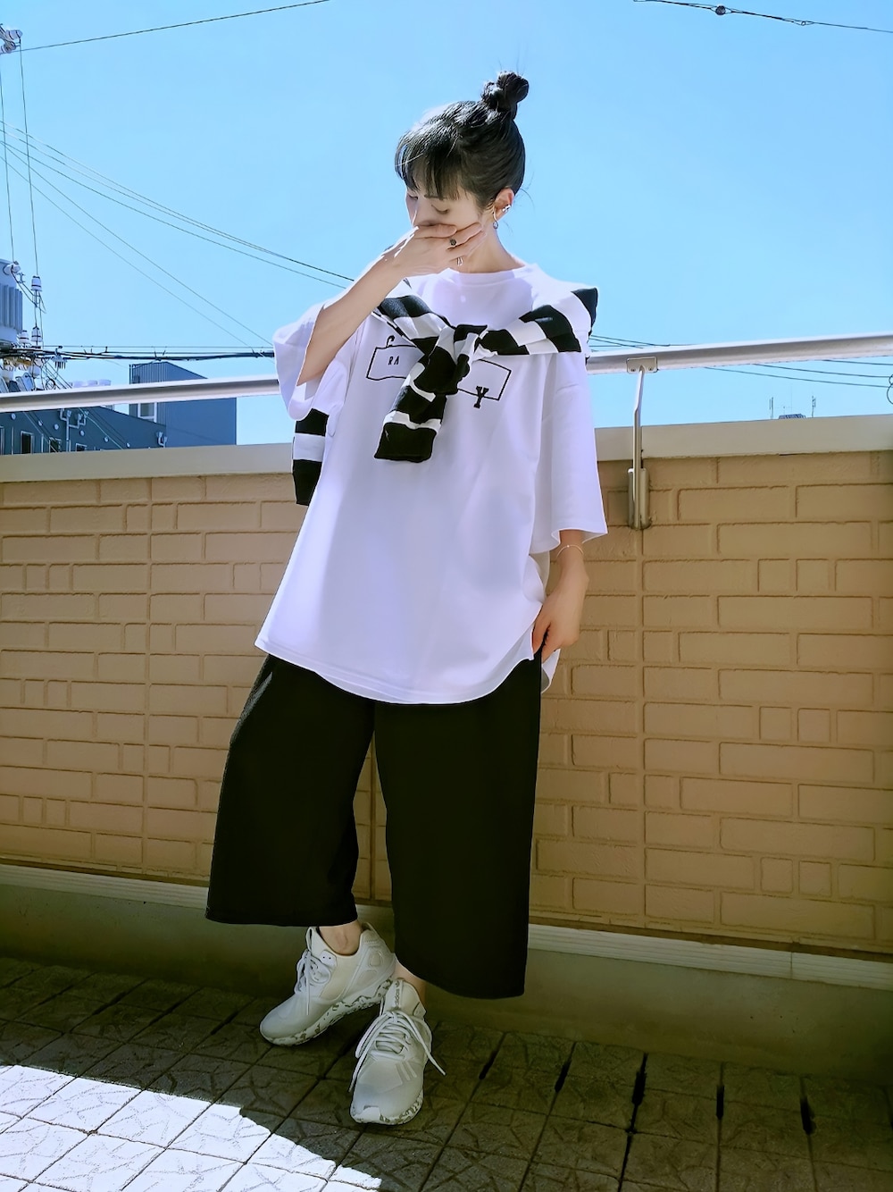 ホワイト系のTシャツ/カットソー、ブラック系のその他パンツ、ホワイト系のスニーカーを着用したレディースの夏コーディネートの1枚目の写真