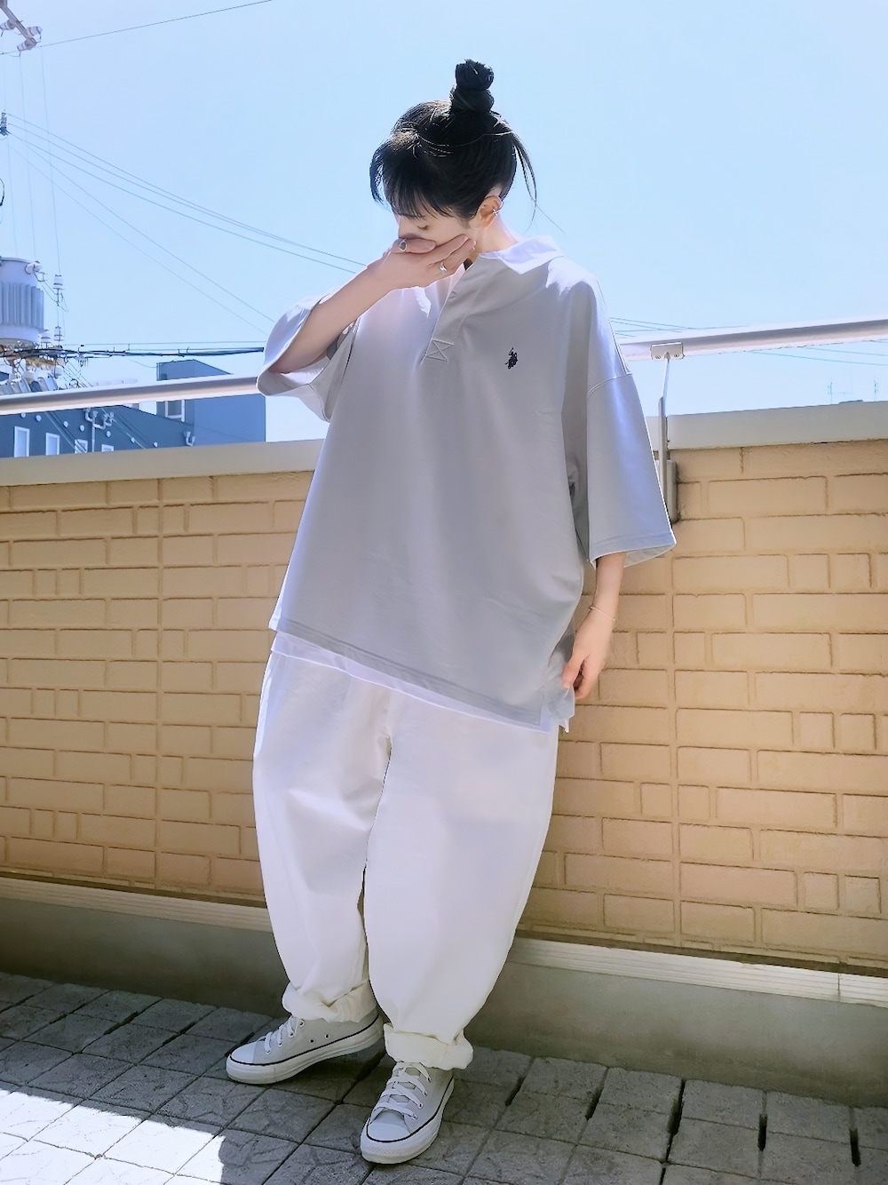 グレー系のシャツ/ブラウス、ホワイト系のデニムパンツ、グレー系のスニーカーを着用したレディースの春コーディネートの1枚目の写真