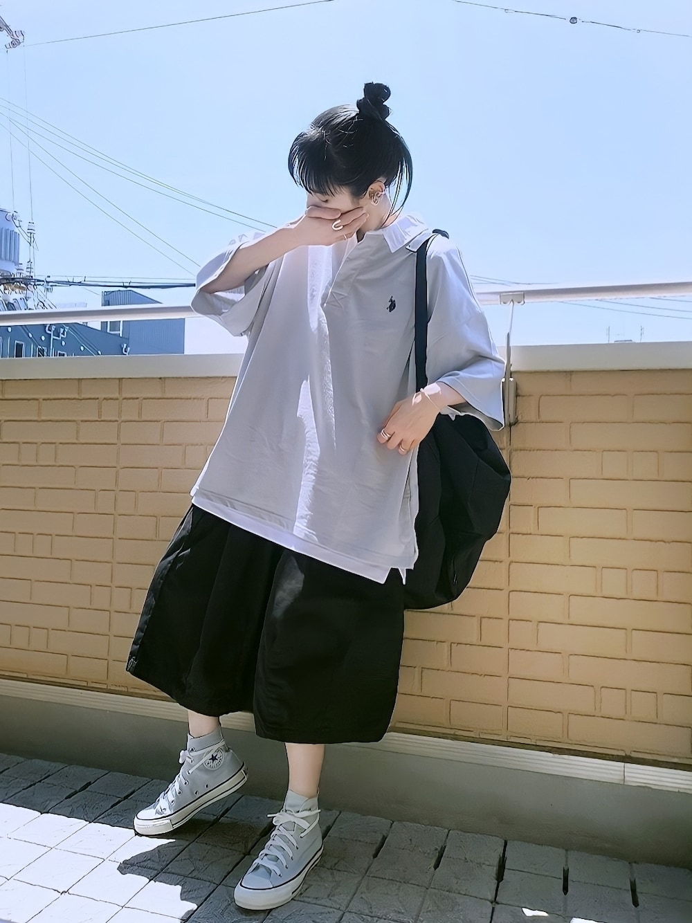 グレー系のシャツ/ブラウス、ブラック系のその他パンツ、グレー系のスニーカーを着用したレディースの夏コーディネートの1枚目の写真