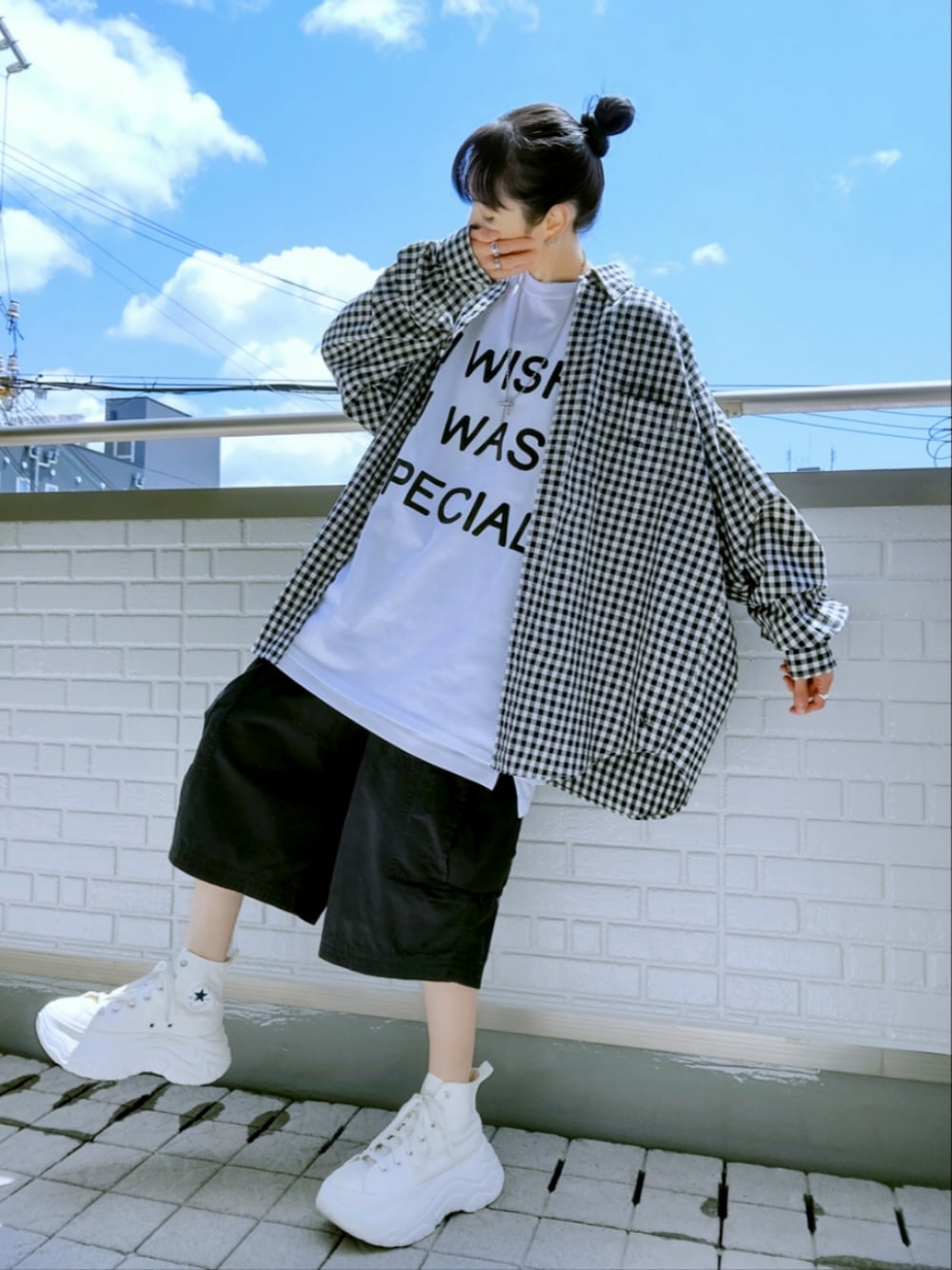 ホワイト系のスニーカー、ブラック系のその他パンツ、ブラック系のシャツ/ブラウスを着用したレディースの春コーディネートの1枚目の写真