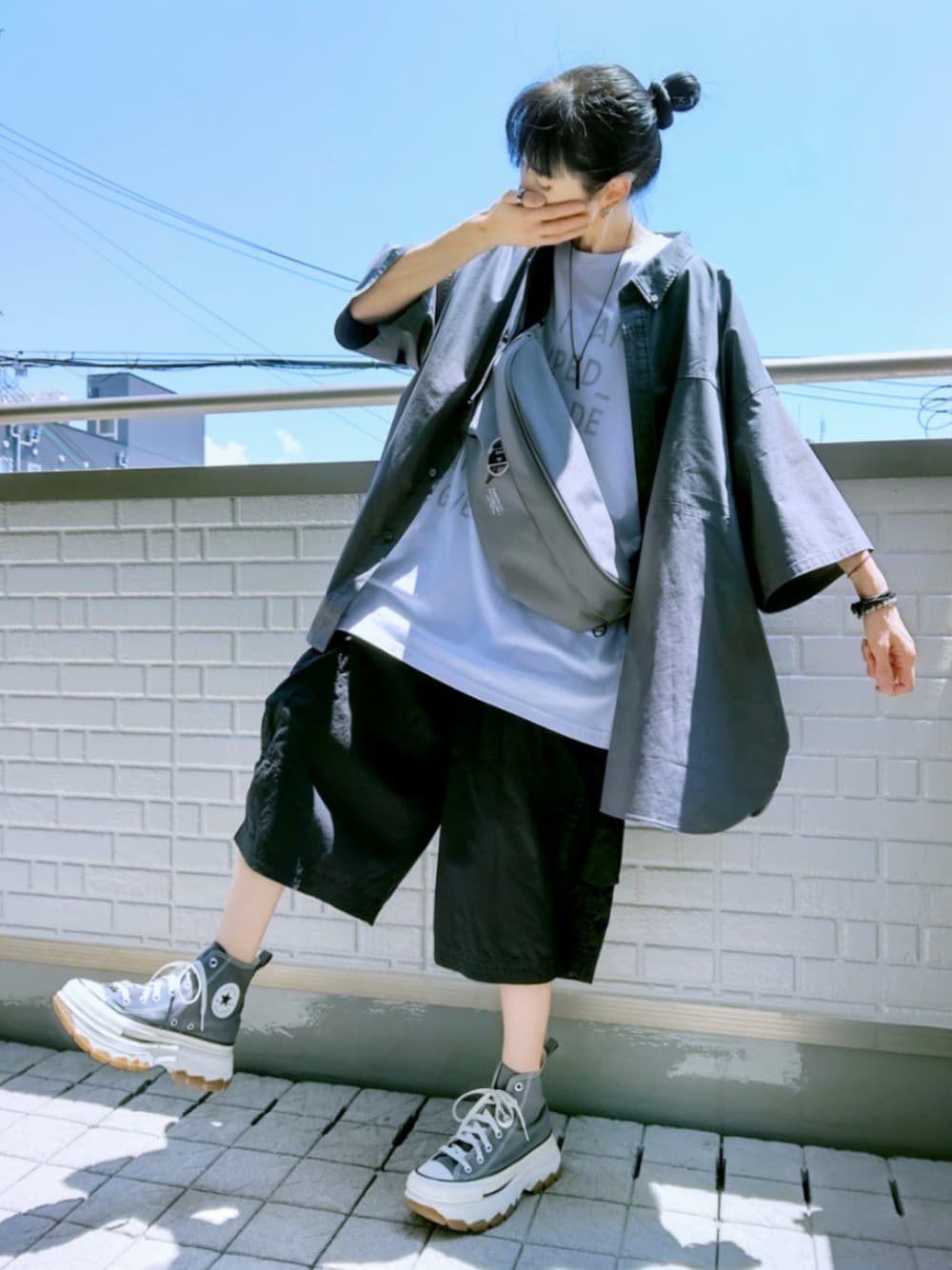 グレー系のスニーカー、ブラック系のその他パンツ、グレー系のシャツ/ブラウスを着用したレディースの夏コーディネートの1枚目の写真