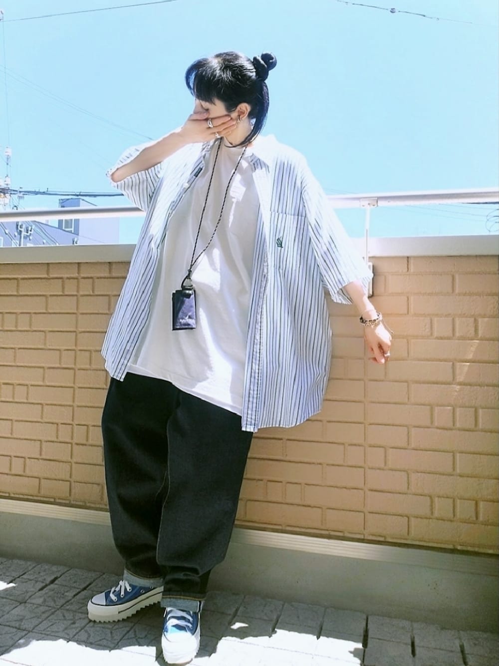 「レイヤードスタイル、夏コーデ、夏だ！Tシャツ着よう！、フェスコーデ、プチプラ、ロゴT、古着、古着MIX、デニム、スニーカー、シンプルコーデ、シャツスタイル、シャツ好き集まれ」｜「CONVERSE ALL STARのALL STAR SHARKSOLE HI / オールスター　シャークソール　ＨＩ（スニーカー、ブルー系）」を使った、k(ani)さん（レディース・161cm）の夏コーディネートの1枚目の写真