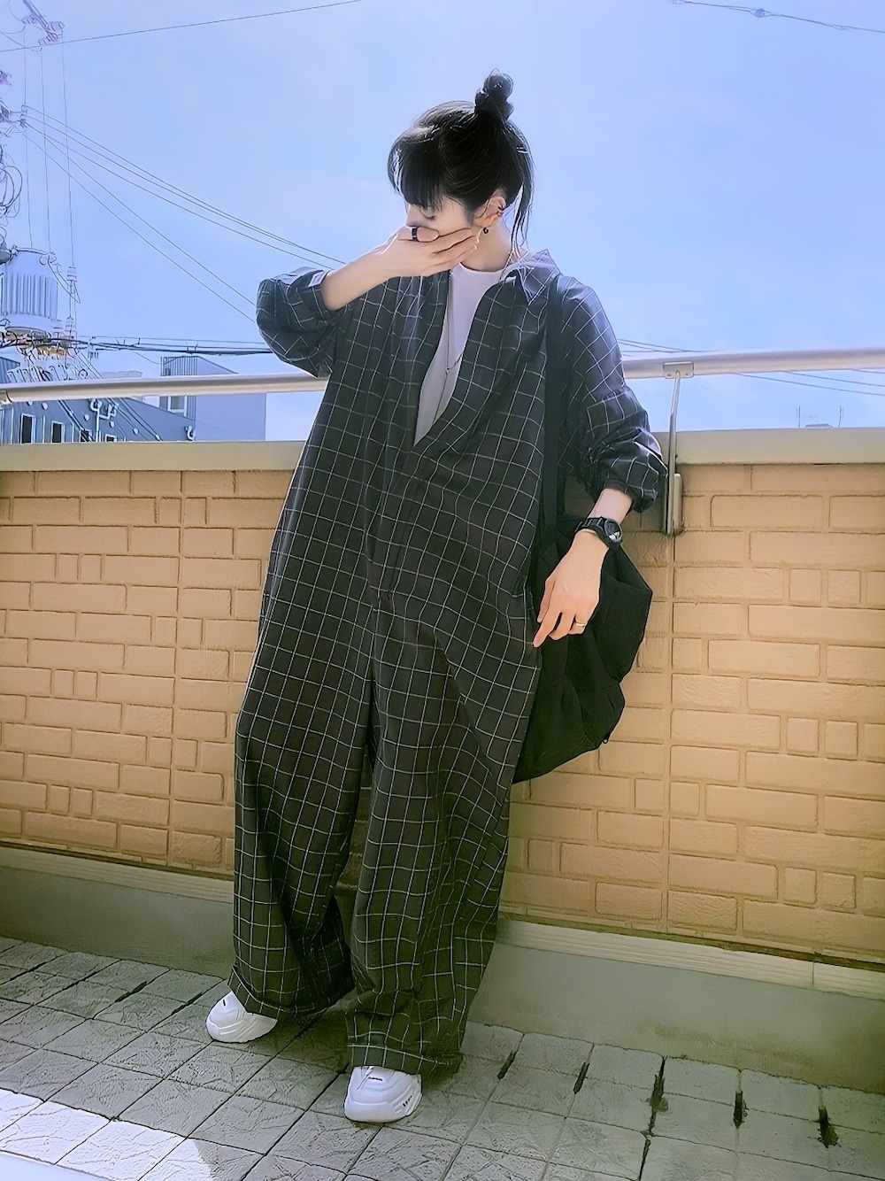 ホワイト系のスニーカー、ブラック系のつなぎ/オールインワン、ブラック系のバックパック/リュックを着用したレディースの秋コーディネートの1枚目の写真