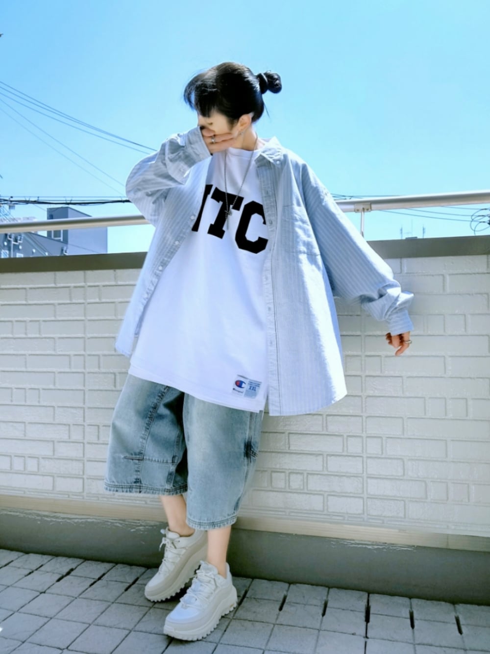 ホワイト系のスニーカー、ブルー系のその他パンツ、ブルー系のシャツ/ブラウスを着用したレディースの夏コーディネートの1枚目の写真