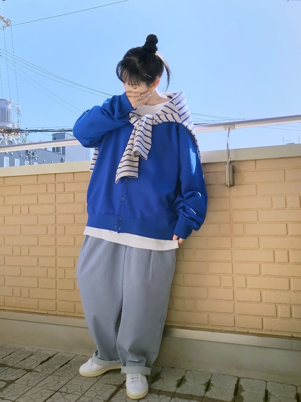 「カーディガン、プチプラ、レイヤードスタイル、ボーダー、ロンT、春ニット、オーバーサイズ、ビッグシルエット、GU、アディダス、デニム、春コーデ、白スニーカー、パステル映える春」｜「GUのカラーカーブタックパンツ(XL)（デニムパンツ、ブルー系）」を使った、k(ani)さん（レディース・161cm）の春コーディネートの1枚目の写真