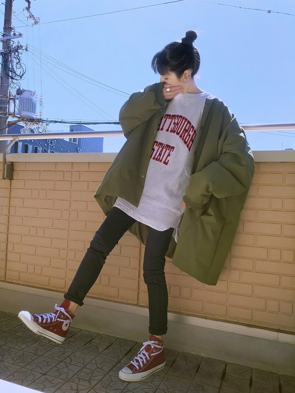 「だから秋服が好き、コンバース、Champion、古着、スキニーデニム、スウェット、カーキ、MA-1、オーバーサイズ、レイヤードスタイル、ストリート、秋コーデ、レイヤード、ハイカットスニーカー、カレッジロゴ」｜「antiquaの品番ZY-00038U / ￥6930（MA-1、グリーン系）」を使った、k(ani)さん（レディース・161cm）の秋コーディネートの1枚目の写真