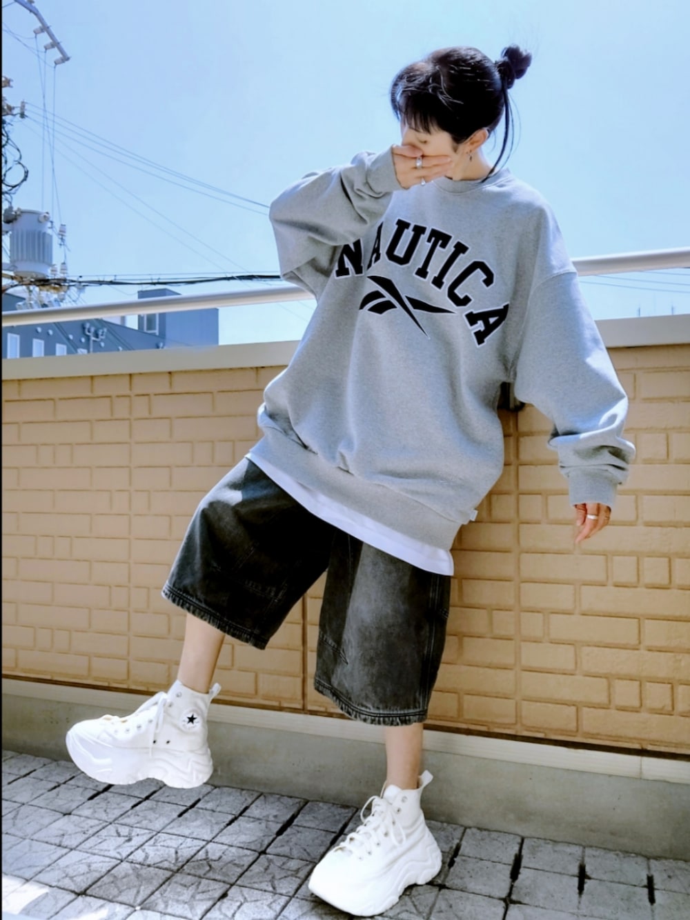 ホワイト系のスニーカー、ブラック系のその他パンツ、グレー系のスウェットを着用したレディースの夏コーディネートの1枚目の写真