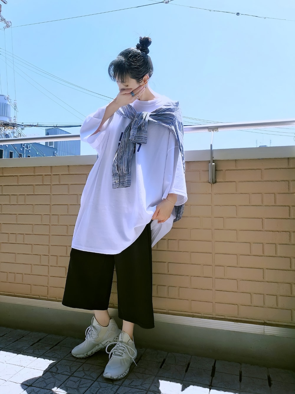 ブルー系のシャツ/ブラウス、ブラック系のその他パンツ、ホワイト系のスニーカーを着用したレディースの夏コーディネートの1枚目の写真