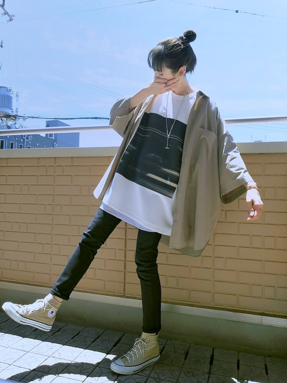 ホワイト系のTシャツ/カットソー、グリーン系のシャツ/ブラウス、ブラック系のデニムパンツを着用したレディースの夏コーディネートの1枚目の写真