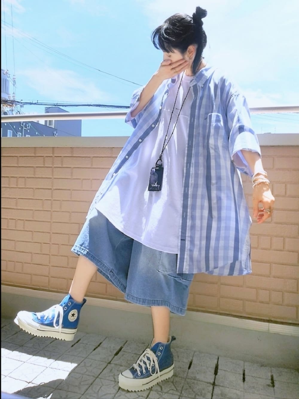 「デニム、休日スタイル、夏、ハーフパンツ、シャツスタイル、Tシャツ、ロゴT、スニーカー、厚底シューズ、レイヤードスタイル、オーバーサイズ、ストリート、古着MIX、夏コーデ」｜「CONVERSE ALL STARのALL STAR SHARKSOLE HI / オールスター　シャークソール　ＨＩ（スニーカー、ブルー系）」を使った、k(ani)さん（レディース・161cm）の夏コーディネートの1枚目の写真