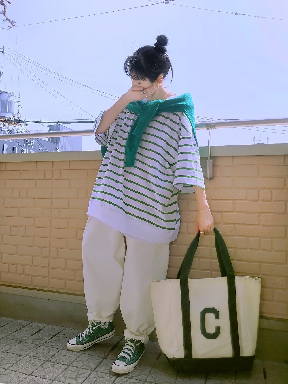 グリーン系のスウェット、グリーン系のカーディガン/ボレロ、ホワイト系のデニムパンツを着用したレディースの春コーディネートの1枚目の写真