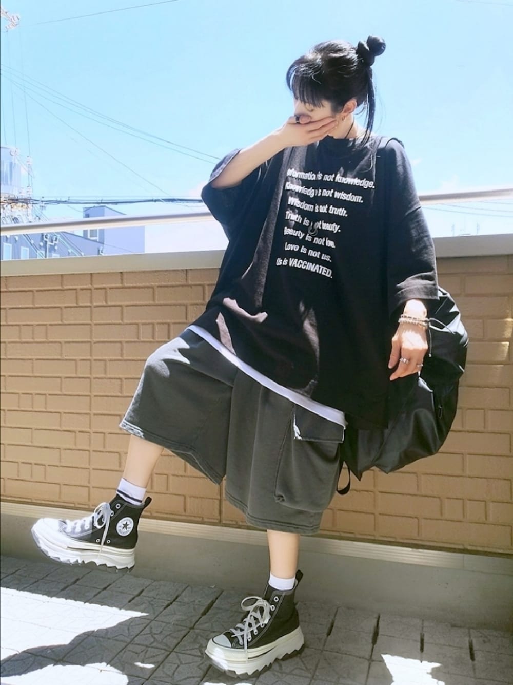 愛らしい足元演出★CHANEL★スニーカー★ブラックコーデに映える 足が長く見える！？CHANELの厚底スニーカーコーデ | ハイ