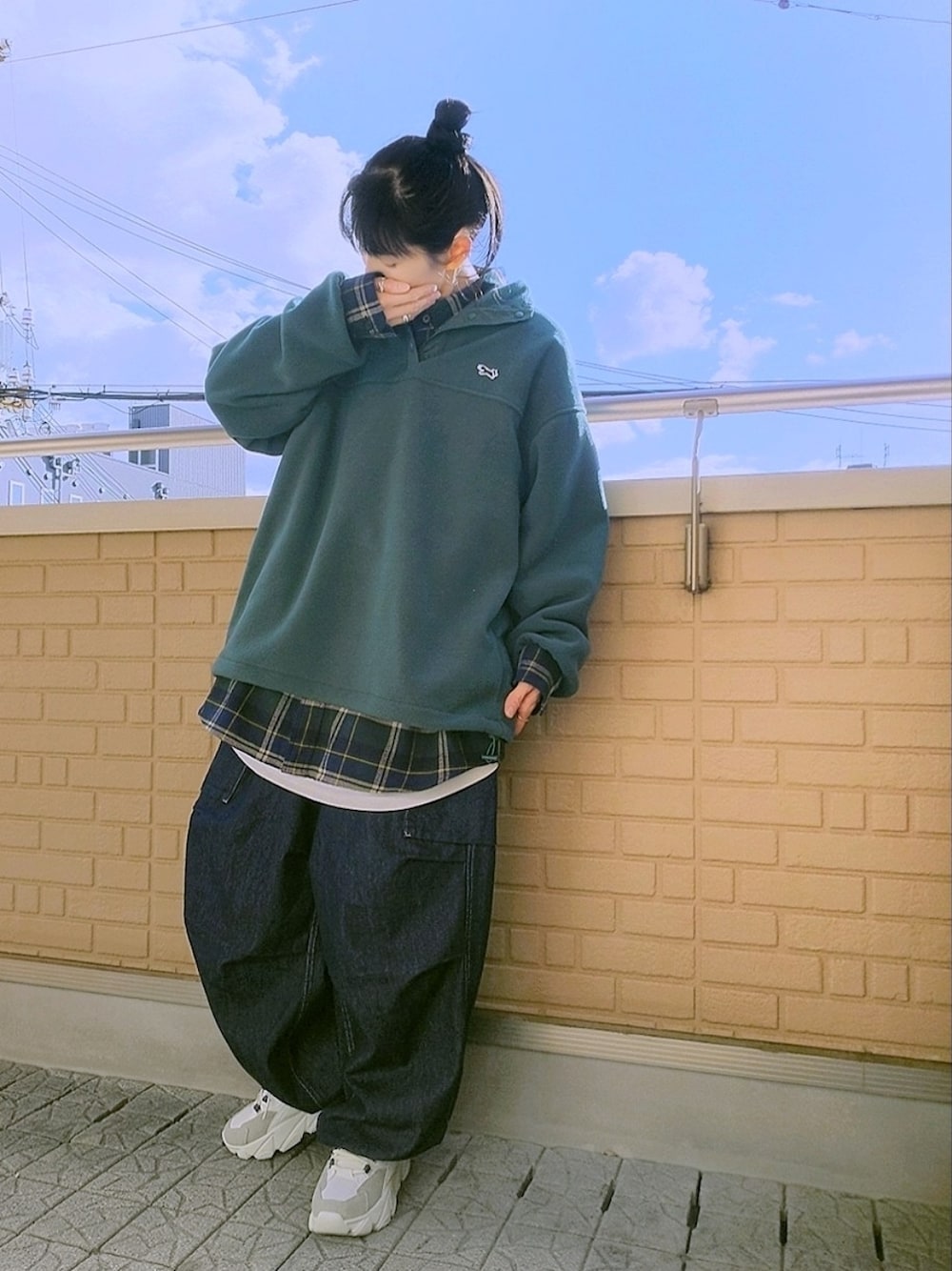 グリーン系のスウェット、グリーン系のシャツ/ブラウス、ブルー系のデニムパンツを着用したレディースの冬コーディネートの1枚目の写真