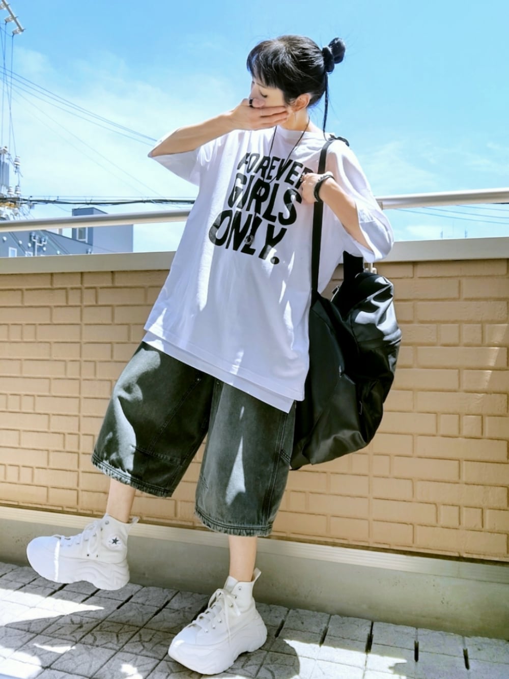 ホワイト系のスニーカー、ブラック系のその他パンツ、ブラック系のトートバッグを着用したレディースの夏コーディネートの1枚目の写真