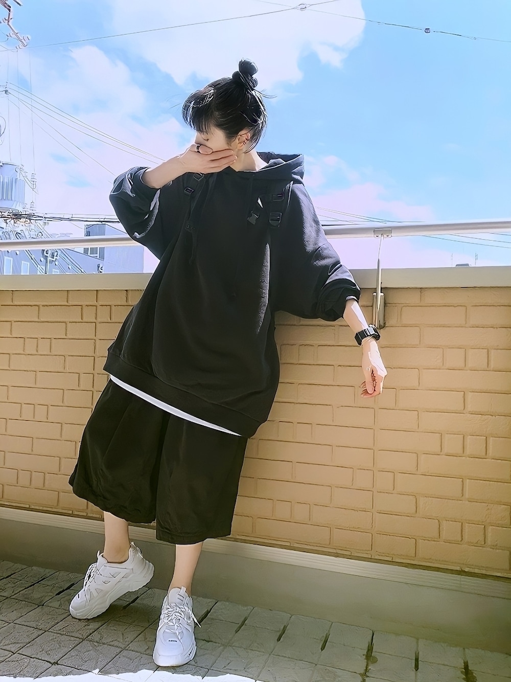 ブラック系のパーカー、ブラック系のその他パンツ、ホワイト系のスニーカーを着用したレディースの夏コーディネートの1枚目の写真