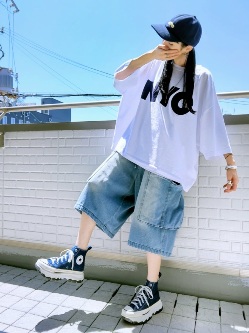 ブルー系のスニーカー、ブルー系のカーゴパンツ、ホワイト系のTシャツ/カットソーを着用したレディースの夏コーディネートの1枚目の写真