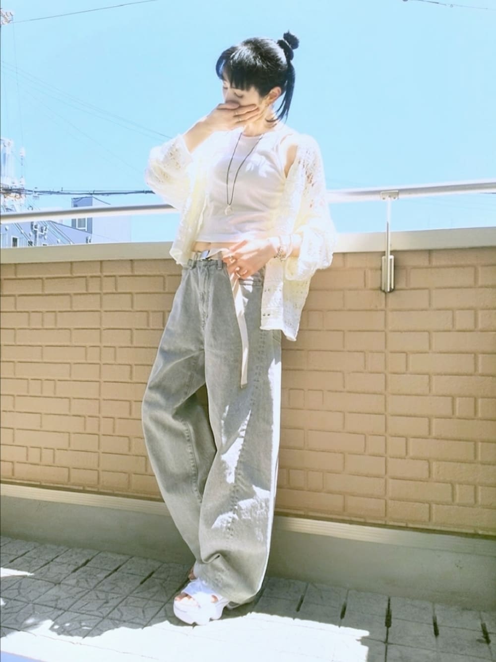 ホワイト系のサンダル、グレー系のデニムパンツ、ホワイト系のカーディガン/ボレロを着用したレディースの夏コーディネートの1枚目の写真