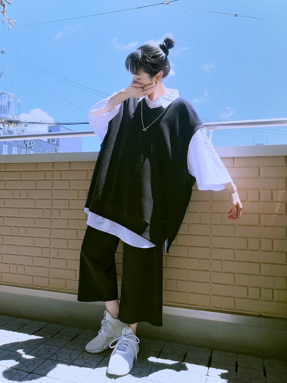 ブラック系のベスト、ホワイト系のシャツ/ブラウス、ブラック系のその他パンツを着用したレディースの夏コーディネートの1枚目の写真