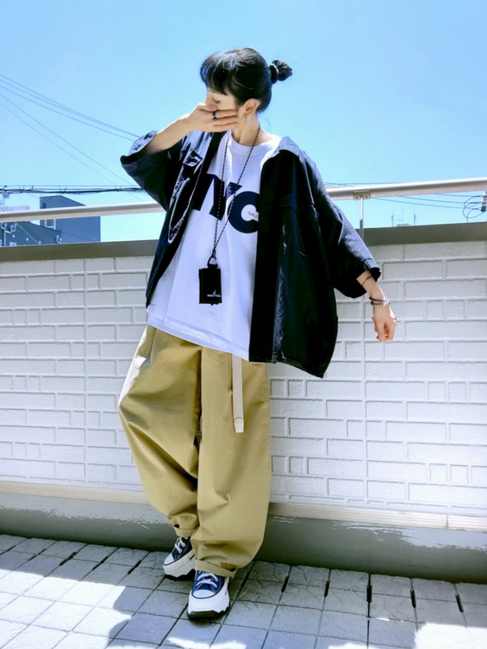 ブルー系のスニーカー、ベージュ系のその他パンツ、ブルー系のシャツ/ブラウスを着用したレディースの夏コーディネートの1枚目の写真