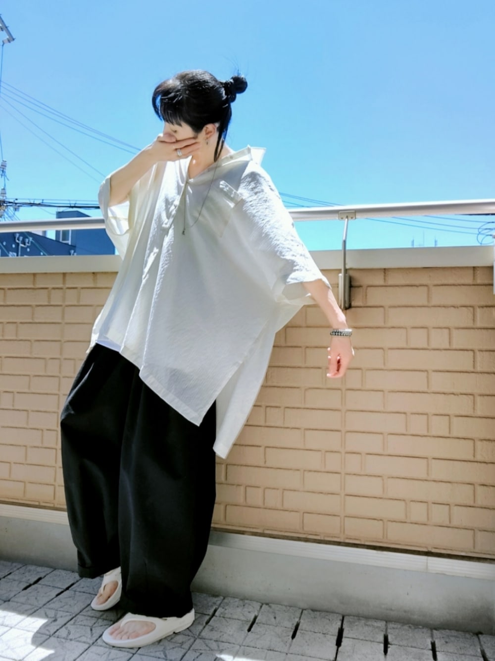 ホワイト系のサンダル、ブラック系のその他パンツ、ホワイト系のシャツ/ブラウスを着用したレディースの夏コーディネートの1枚目の写真