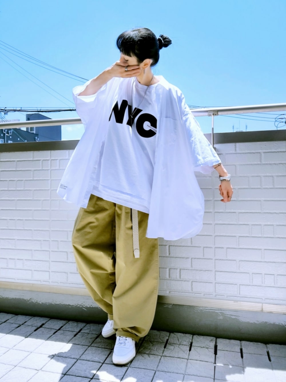 ホワイト系のスニーカー、ベージュ系のその他パンツ、ホワイト系のシャツ/ブラウスを着用したレディースの夏コーディネートの1枚目の写真