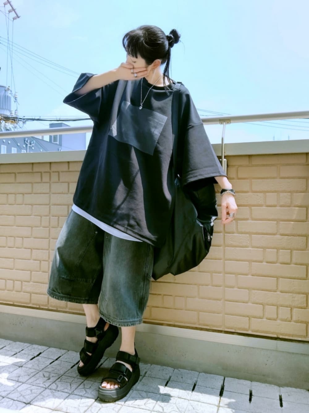 ブラック系のサンダル、ブラック系のその他パンツ、ブラック系のTシャツ/カットソーを着用したレディースの夏コーディネートの1枚目の写真