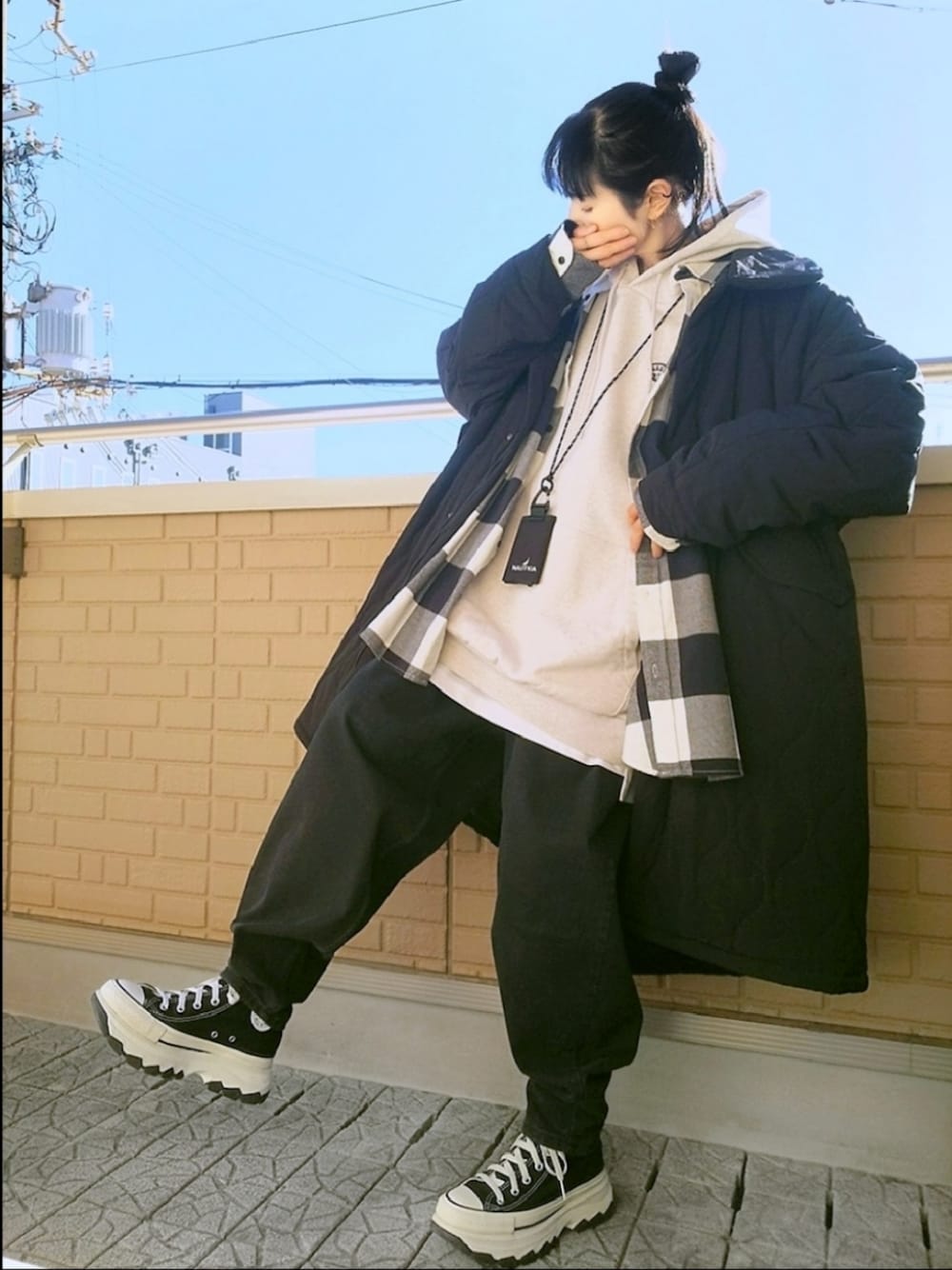 ホワイト系のスニーカー、ブラック系のモッズコート、ブラック系のシャツ/ブラウスを着用したレディースの冬コーディネートの1枚目の写真