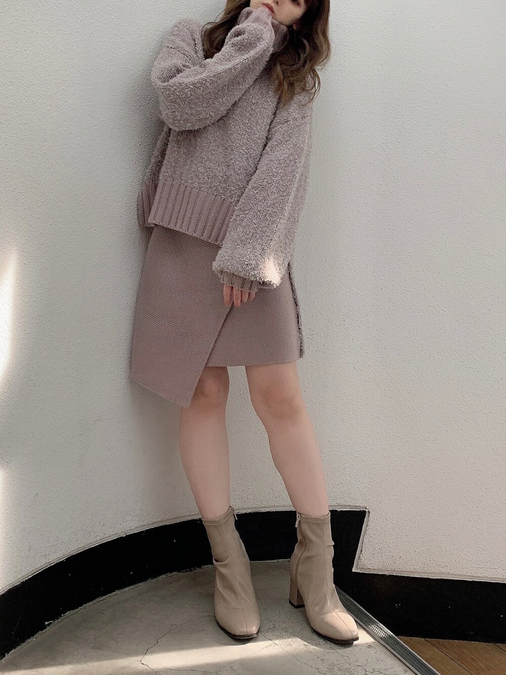 ベージュ系のブーツ、ピンク系のスカート、ピンク系のニット/セーターを着用したレディースの夏コーディネートの1枚目の写真