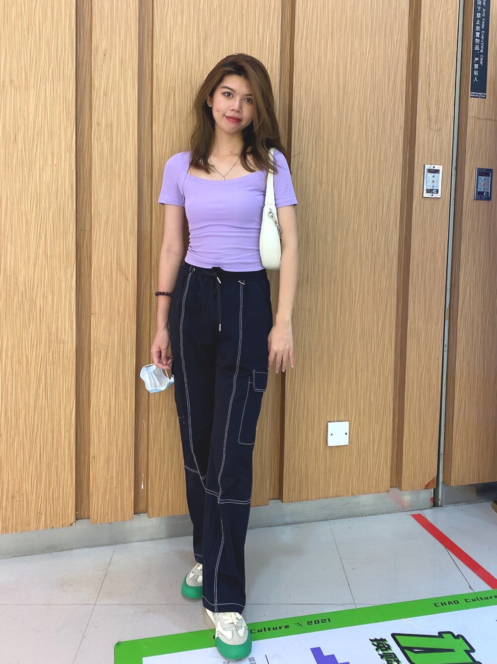 「ootd、休闲」｜「回力のアイテム（スニーカー、グリーン系）」を使った、冬日煎饺H_Vladaさん（レディース・168cm）の秋コーディネートの1枚目の写真