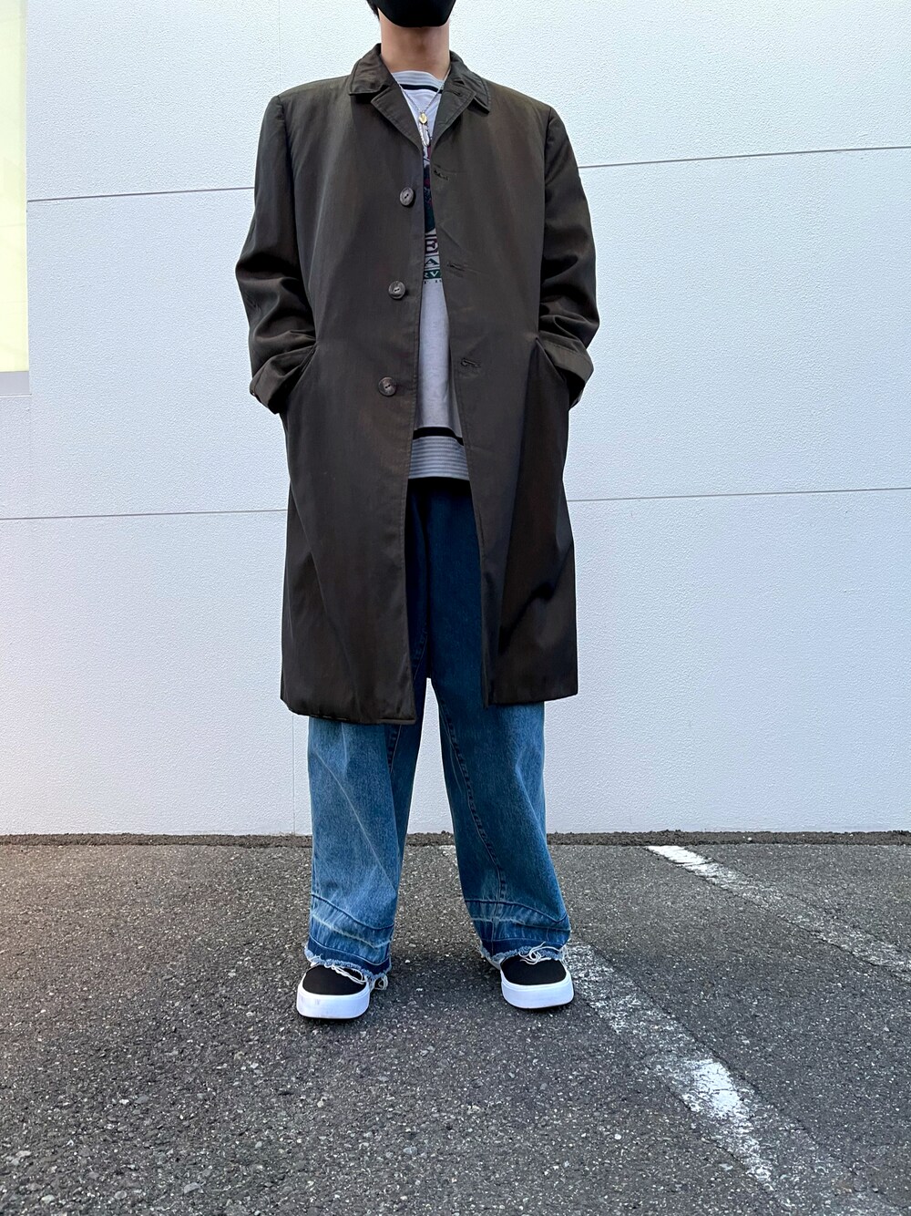 「休日スタイル、おしゃれさんと繋がりたい、きれいめカジュアル、休日コーデ、スニーカー、お洒落さんとつながりたい、ラフ、ファッションの力を信じよう、スウェット、春コーデ、古着MIX、古着好きな人と繋がりたい、いいね、save、フォローお願いします🤑、いいね返し、neonsign」｜「NEONSIGNのアイテム（デニムパンツ、ブルー系）」を使った、たくみつさん（メンズ・175cm）の冬コーディネートの1枚目の写真