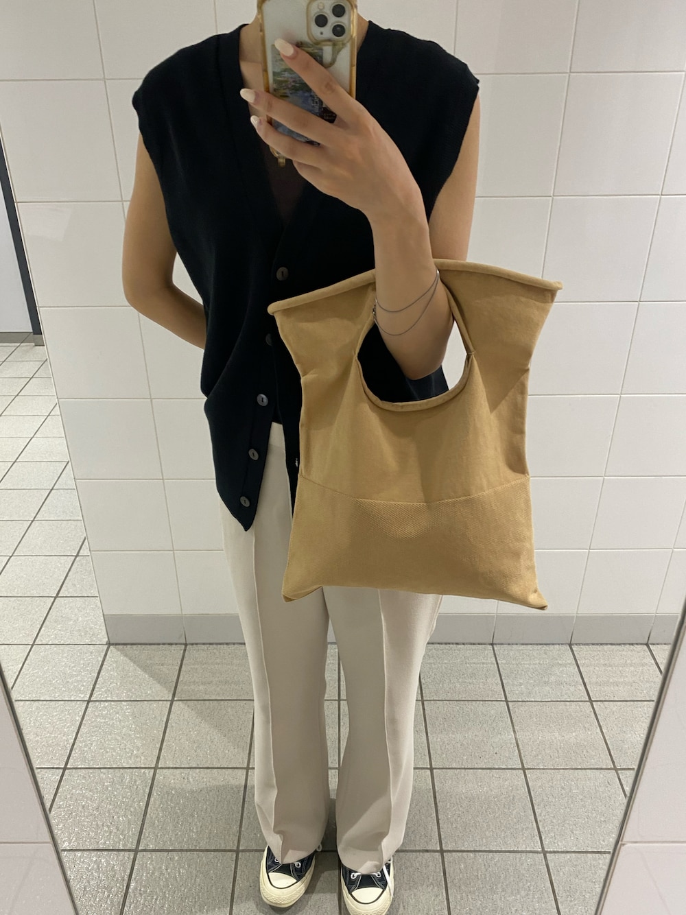 「meisseymiyake、omekashi、ISSEY MIYAKE、ベスト、ニットベスト、BEAUTY&YOUTH UNITED ARROWS、CT70s、converse、allstar」｜「Omekashiの強撚総針ニットベスト（ベスト、ブラック系）」を使った、りさん（レディース・162cm）の夏コーディネートの1枚目の写真