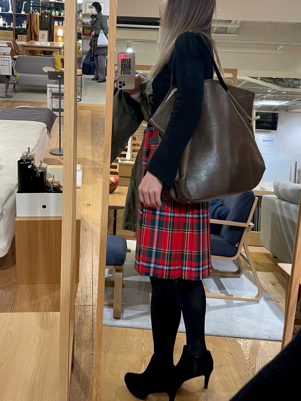 「COMME des GARCONSのアイテム（スカート、レッド系）」を使った、iek さん（レディース・170cm）の冬コーディネートの1枚目の写真