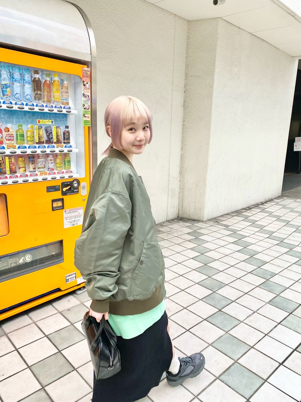「オトナカジュアル、着回しコーデ、休日コーデ、カジュアルコーデ、ゆるコーデ、スカート、モノトーン、MA-1、メンズライク、Kastane、WHIMSIC」｜「KastaneのミラノリブIラインスカート（スカート、ブラック系）」を使った、sophieさん（レディース・157cm）の冬コーディネートの1枚目の写真