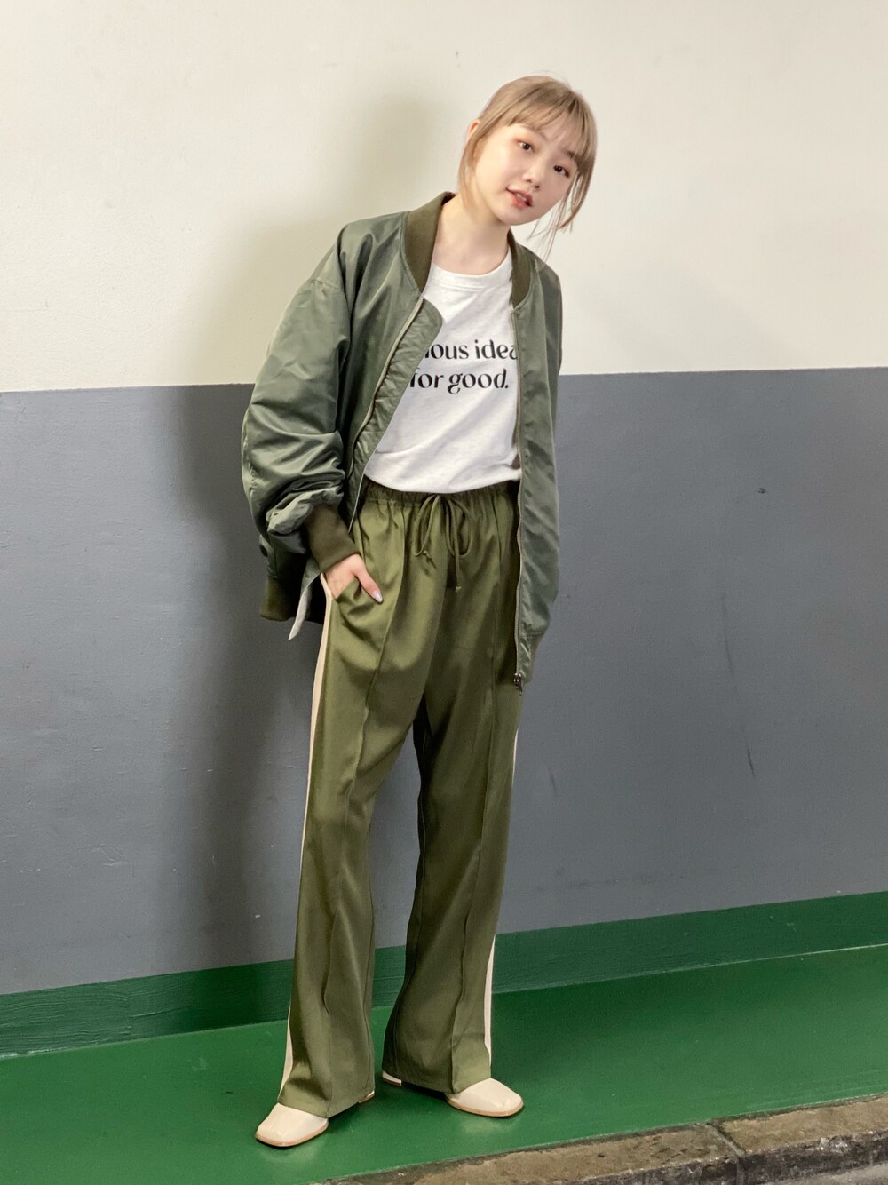 「スウェット、ジャージ、ラインパンツ、Kastane、MA-1、リバーシブル、スラックス、カーキ、ミリタリージャケット、ミリタリー、メンズライク」｜「Kastaneのリラックスジャージラインパンツ（その他パンツ、グリーン系）」を使った、sophieさん（レディース・157cm）の秋コーディネートの1枚目の写真