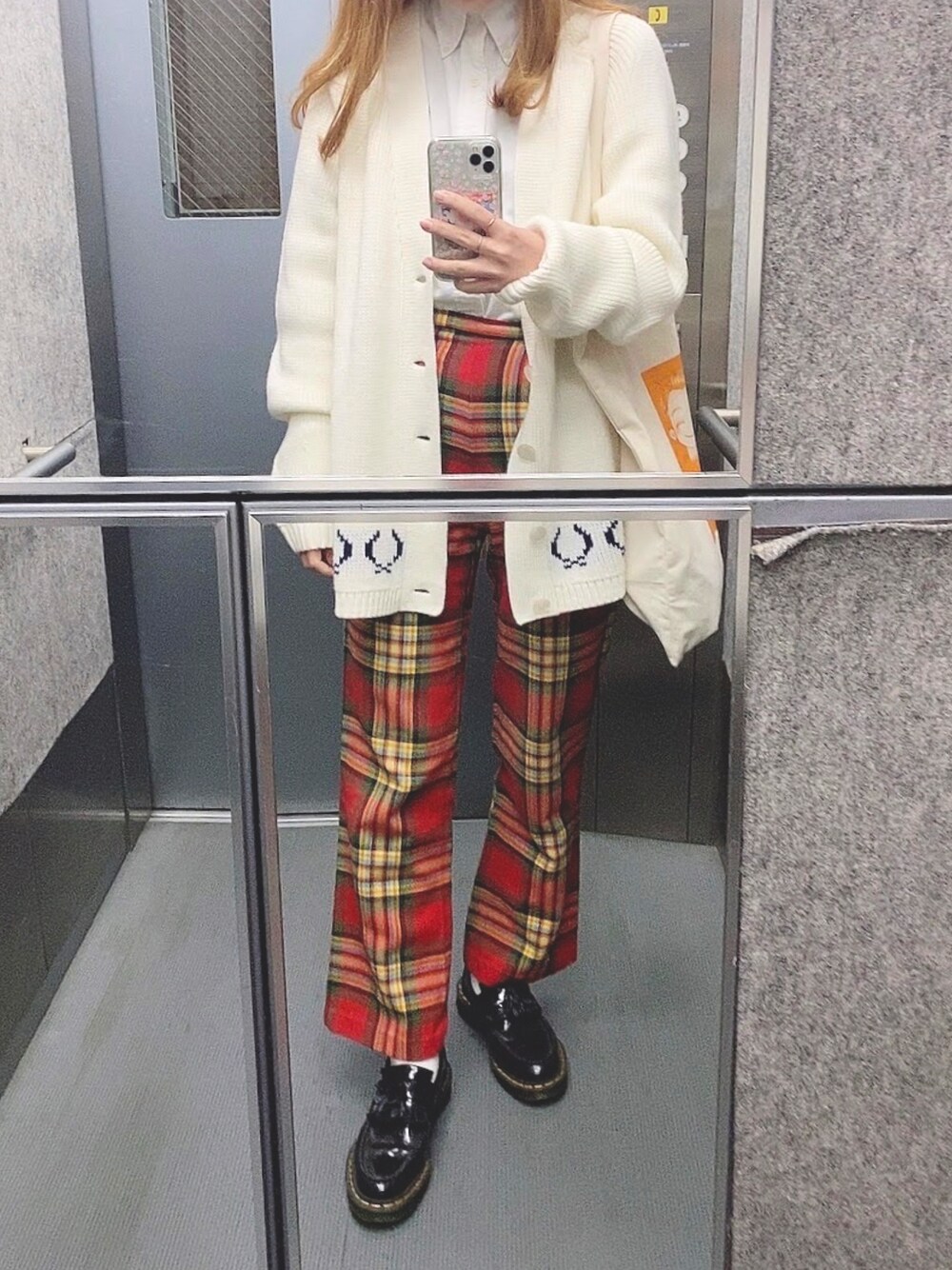 「チェックパンツ、カーディガン、ローファー、vintage、古着、FRED PERRY、Dr.Martens、シャツインスタイル、英国風」｜「nuttyのアイテム（パンツ、レッド系）」を使った、まゆちゃんさん（レディース・161cm）の春コーディネートの1枚目の写真