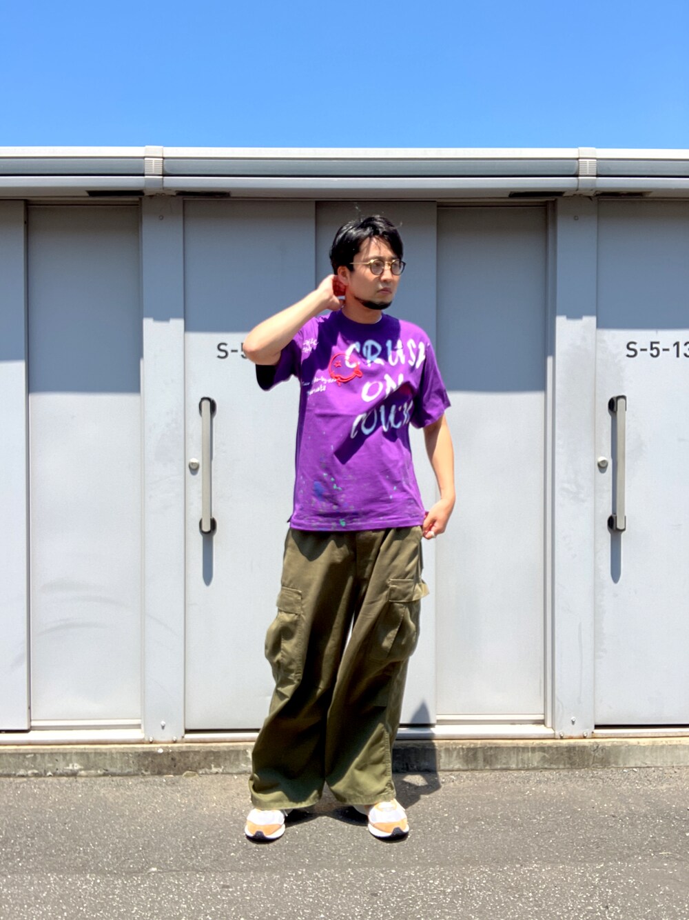 「umlaut、ウムラウト、夏コーデ、ペンキ加工、ペンキ、ニコちゃん、パープル、落書き、アウトレット、outlet」｜「UMLAUTのアイテム（Tシャツ/カットソー、パープル系）」を使った、ツネマツさん（メンズ・187cm）の夏コーディネートの1枚目の写真