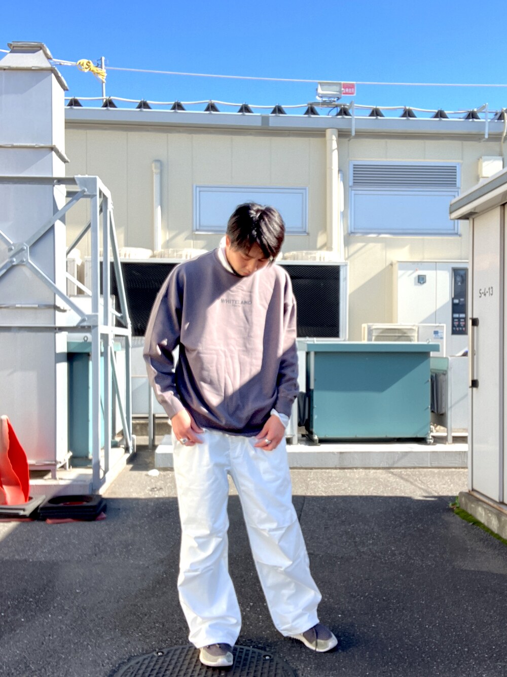 「ホワイトランド、whiteland、スウェット、ロゴスウェット、ロゴ、グレー、秋コーデ、秋冬コーデ、大人カジュアル、outlet」｜「WHITELANDの【WEB&DEPOT限定】WHITELAND/ホワイトランド/TOKYO CREWNECK SWEATSHIRTS（スウェット、グレー系）」を使った、ツネマツさん（メンズ・187cm）の秋コーディネートの1枚目の写真